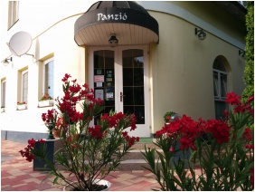 Bogl�rka Panzi� & Apartmanh�zak, Mez�k�vesd, H�rom�gyas szoba