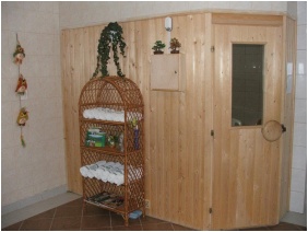 Bogl�rka Panzi� & Apartmanh�zak, Mez�k�vesd, Folyos�