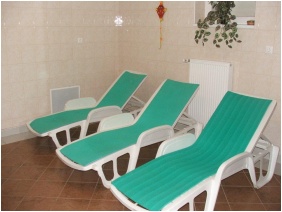 L�pcs�, Bogl�rka Panzi� & Apartmanh�zak, Mez�k�vesd