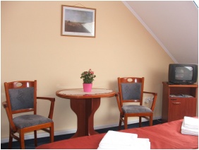 Bogl�rka Panzi� & Apartmanh�zak, K�ls� k�p