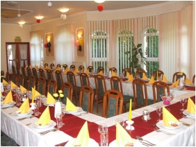 Bogl�rka Panzi� & Apartmanh�zak, Esk�v�i ter�t�k