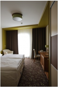 Corso Hotel P�cs, K�t�gyas szoba