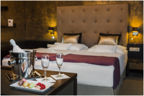 �p�let, Corso Hotel P�cs, P�cs