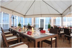 Eger Hotel Flora - Az �p�let este