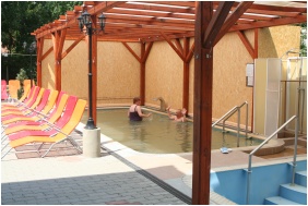 Hajnal Hotel, Fedett medence