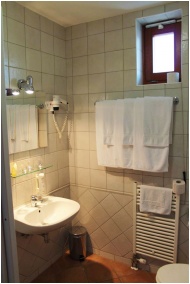 Magita Hotel, Erd�b�nye, F�rd�szoba