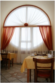 Hotel Napsugar, Restaurant