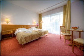 Bels� kert, K�t Korona Hotel, Balatonsz�rsz�