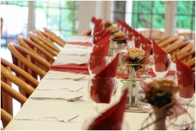 Fedett terasz - K�t Korona Hotel