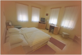 Csal�di apartman, Vad�szk�rt Panzi�, Sz�kesfeh�rv�r