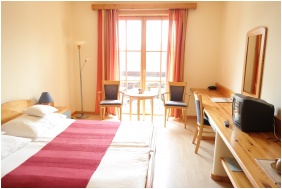 Petnehazy Club Hotel, Garden - Budapest