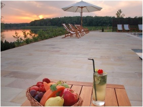 Tisza Balneum Thermal Hotel - Tiszafured, Becken am Abend