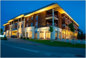 Hotel Aquarell, Épület este - Cegléd