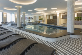 Élménymedence - Aura Hotel