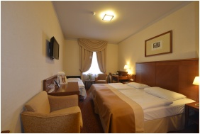 Hotel Magyar Kiraly, Szekesfehervar, Triple room